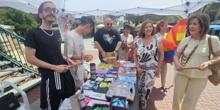 Un Punto Arcoíris en pleno mercadillo de Peñaranda para descubrir y celebrar la diversidad afectivo-sexual y de género