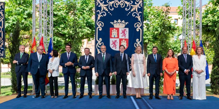 Mañueco asegura que el nuevo Gobierno trabajará como un equipo compacto y le pide compromiso y entrega absoluta