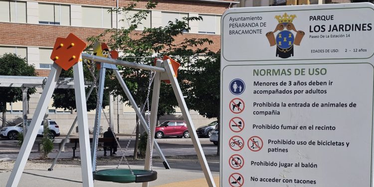 Peñaranda regula el uso de la zona infantil en el parque de Los Jardines: de 2 a 12 años y menores de 3, acompañados de adultos