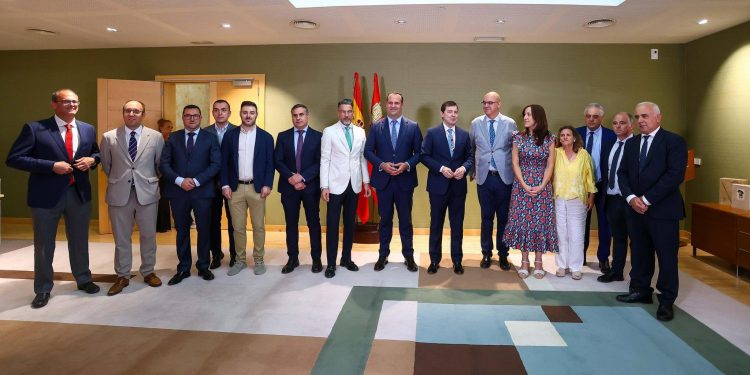 Alfonso Fernández Mañueco toma posesión como presidente de la Junta: «La política en la que yo creo es la que no genera ruido ni confrontación estéril sino que da frutos y cumple su deber»