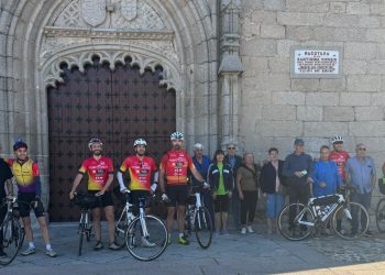 De Macotera a Oñate en bici: emoción y ánimos en la salida del grupo de ciclistas que comienzan una aventura de 400 kilómetros