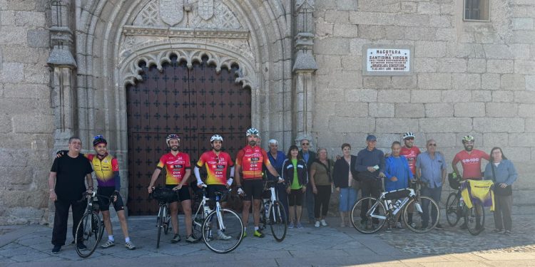 De Macotera a Oñate en bici: emoción y ánimos en la salida del grupo de ciclistas que comienzan una aventura de 400 kilómetros