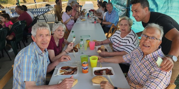 Moríñigo comparte una parrillada popular en el parque nuevo con la que ha dado inicio a las fiestas patronales de San Antonio