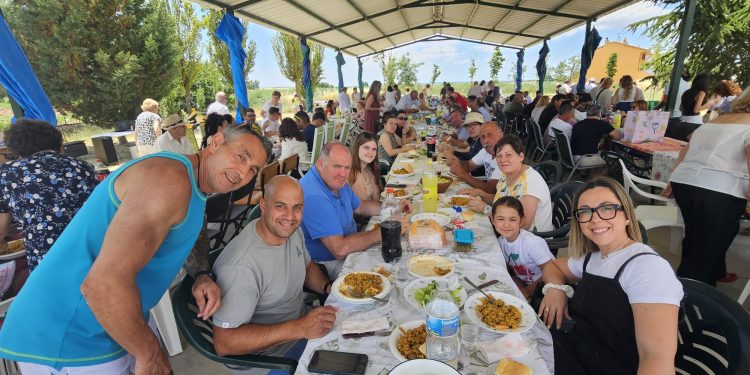 Moríñigo despide sus fiestas en honor de San Antonio de Padua con una gran paella en el parque nuevo para vecinos y visitantes