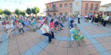 La plaza Mayor de Paradinas de San Juan se llena de aplausos en el recital del grupo de canto y percusión de la localidad