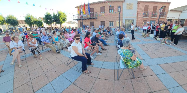 La plaza Mayor de Paradinas de San Juan se llena de aplausos en el recital del grupo de canto y percusión de la localidad