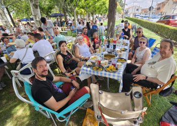 Paradinas de San Juan reúne a 600 comensales en el parque Donantes de Sangre para compartir una gran paella popular