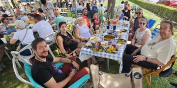 Paradinas de San Juan reúne a 600 comensales en el parque Donantes de Sangre para compartir una gran paella popular