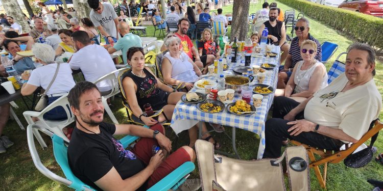 Paradinas de San Juan reúne a 600 comensales en el parque Donantes de Sangre para compartir una gran paella popular
