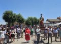 Paradinas de San Juan recibe en la calle a San Pedro con sones de dulzaina, bailes típicos, vivas y un intenso y sofocante calor