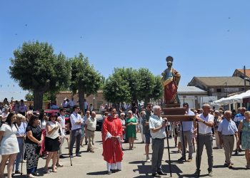 Paradinas de San Juan recibe en la calle a San Pedro con sones de dulzaina, bailes típicos, vivas y un intenso y sofocante calor