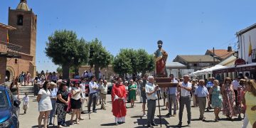 Paradinas de San Juan recibe en la calle a San Pedro con sones de dulzaina, bailes típicos, vivas y un intenso y sofocante calor