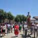 Paradinas de San Juan recibe en la calle a San Pedro con sones de dulzaina, bailes típicos, vivas y un intenso y sofocante calor