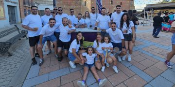 Paradinas de San Juan vive ya sus fiestas de San Pedro con la algarabía y colorido de las peñas y con salchipapas para cenar