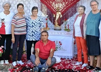 Santiago de la Puebla luce con orgullo el bello altar del Corpus que ha preparado un grupo de vecinos para la procesión
