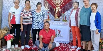 Santiago de la Puebla luce con orgullo el bello altar del Corpus que ha preparado un grupo de vecinos para la procesión