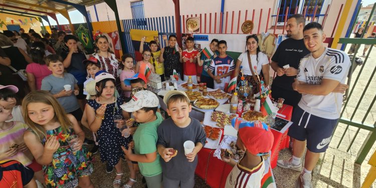El colegio Severiano Montero, de Peñaranda, se convierte en un gran escaparate internacional con su Feria Multicultural