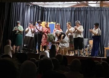 La asociación de mayores «Los Charros», de Villoruela, abre su semana cultural con una exitosa representación teatral