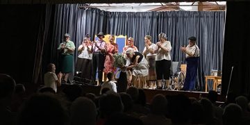 La asociación de mayores «Los Charros», de Villoruela, abre su semana cultural con una exitosa representación teatral