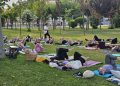 Peñaranda conmemora el Día Internacional del Yoga con una actividad solidaria al aire libre en el parque municipal Los Jardines