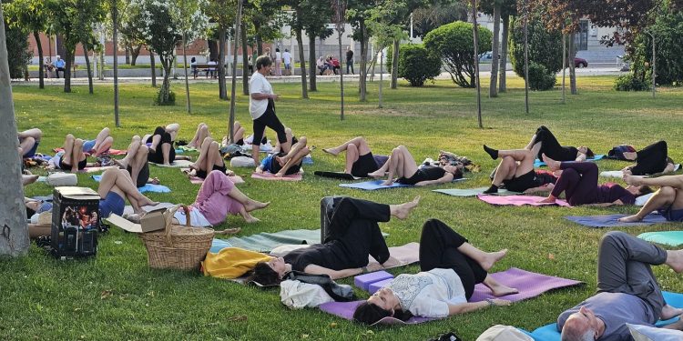 Peñaranda conmemora el Día Internacional del Yoga con una actividad solidaria al aire libre en el parque municipal Los Jardines