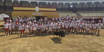 El encierro de San Fermín también llega a Peñaranda: niños y niñas de los campamentos CID disfrutan en la plaza de La Florida