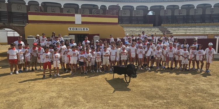 El encierro de San Fermín también llega a Peñaranda: niños y niñas de los campamentos CID disfrutan en la plaza de La Florida