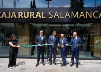 Caja Rural de Salamanca presenta su nueva imagen de marca y culmina la reforma de su oficina principal en la capital charra