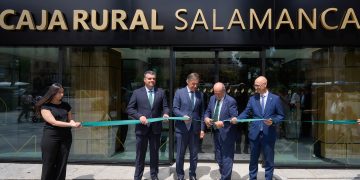 Caja Rural de Salamanca presenta su nueva imagen de marca y culmina la reforma de su oficina principal en la capital charra