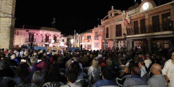 Bailes e intensas ovaciones acompañan la primera noche del Festival Internacional de Folklore en la plaza Mayor de Macotera