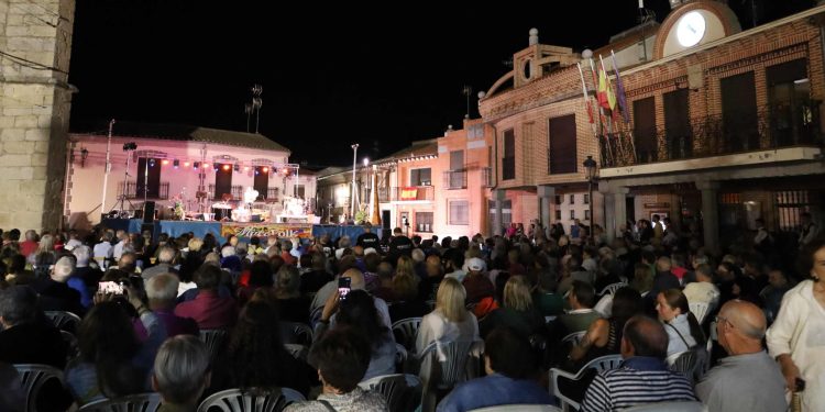 Bailes e intensas ovaciones acompañan la primera noche del Festival Internacional de Folklore en la plaza Mayor de Macotera