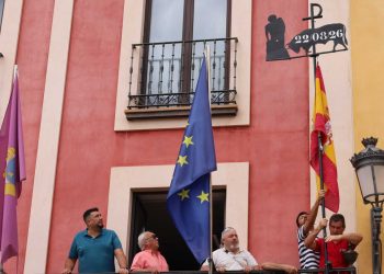 La tradicional Mariseca ya luce en el balcón del Ayuntamiento de Peñaranda anunciando los festejos taurinos de las fiestas 2026