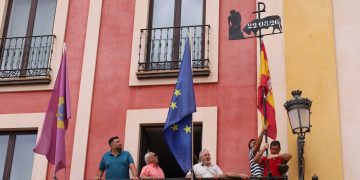 La tradicional Mariseca ya luce en el balcón del Ayuntamiento de Peñaranda anunciando los festejos taurinos de las fiestas 2026