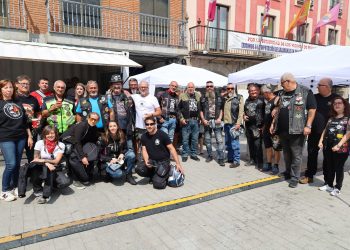 Cientos de moteros «toman» Peñaranda en el X aniversario del Comando Bracamonte con ruta, comida y cuatro bandas de rock