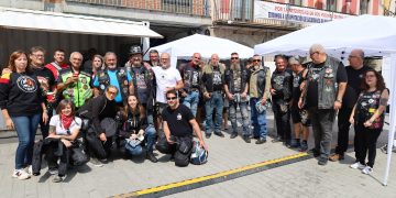 Cientos de moteros «toman» Peñaranda en el X aniversario del Comando Bracamonte con ruta, comida y cuatro bandas de rock