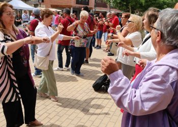 Artesanía, música y una visita al museo etnográfico animan la mañana en la segunda jornada del Festival Folk en Macotera