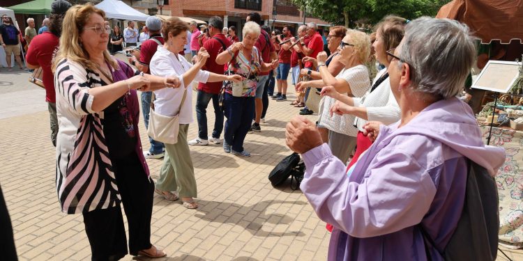 Artesanía, música y una visita al museo etnográfico animan la mañana en la segunda jornada del Festival Folk en Macotera