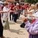 Artesanía, música y una visita al museo etnográfico animan la mañana en la segunda jornada del Festival Folk en Macotera