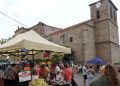 La III Feria de la Cerveza Artesana y Mercado de Productores llenan hoy de ambiente y público la plaza Mayor de Alaraz
