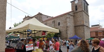 La III Feria de la Cerveza Artesana y Mercado de Productores llenan hoy de ambiente y público la plaza Mayor de Alaraz