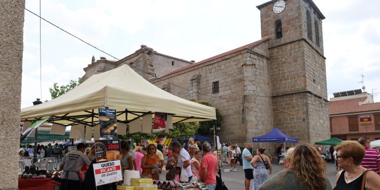 La III Feria de la Cerveza Artesana y Mercado de Productores llenan hoy de ambiente y público la plaza Mayor de Alaraz