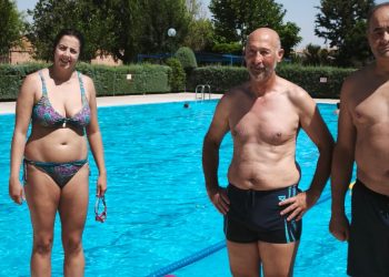 Macotera se moja por la esclerosis por sexto año con una jornada en las piscinas que ha combinado chapuzones y solidaridad