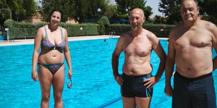 Macotera se moja por la esclerosis por sexto año con una jornada en las piscinas que ha combinado chapuzones y solidaridad