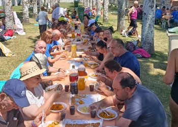 Acopedis celebra el verano con una paella de confraternidad en las piscinas de Peñaranda que une a usuarios y personal