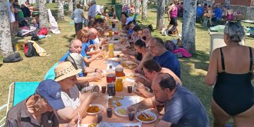 Acopedis celebra el verano con una paella de confraternidad en las piscinas de Peñaranda que une a usuarios y personal