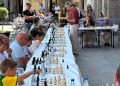 El ajedrez sale a la calle en Peñaranda: la partida simultánea en la plaza de España reúne a niños y adultos durante la mañana