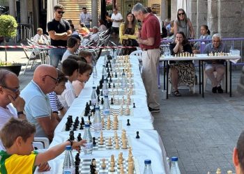 El ajedrez sale a la calle en Peñaranda: la partida simultánea en la plaza de España reúne a niños y adultos durante la mañana