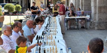 El ajedrez sale a la calle en Peñaranda: la partida simultánea en la plaza de España reúne a niños y adultos durante la mañana