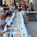 El ajedrez sale a la calle en Peñaranda: la partida simultánea en la plaza de España reúne a niños y adultos durante la mañana