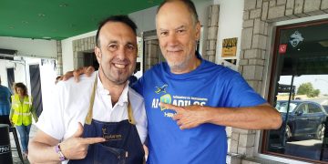 El televisivo Erundino Alonso visita Peñaranda, hace parada en Los Álamos Gastrolab e invita a participar en el Airadilos Fest